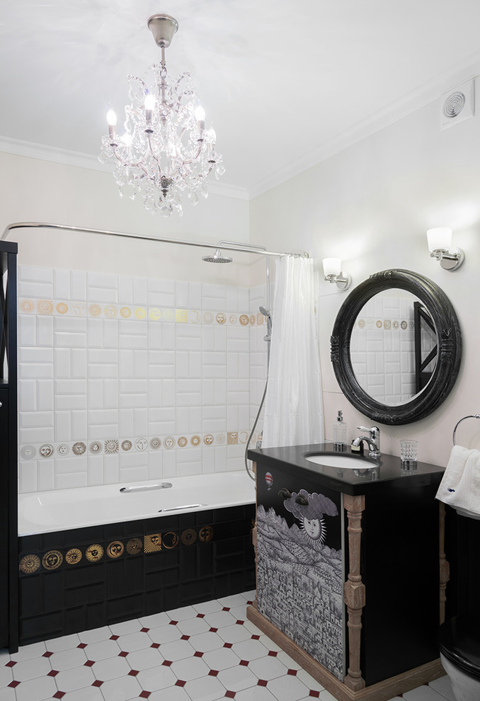 Свежая идея для дизайна: главная ванная комната в стиле фьюжн с душем над ванной, белой плиткой, белыми стенами, врезной раковиной, шторкой для ванной, черной столешницей, белым полом и полновстраиваемой ванной - отличное фото интерьера