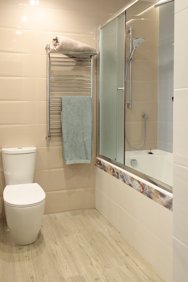 Источник вдохновения для домашнего уюта: ванная комната среднего размера в современном стиле с ванной в нише, унитазом-моноблоком, полом из керамогранита и душем над ванной