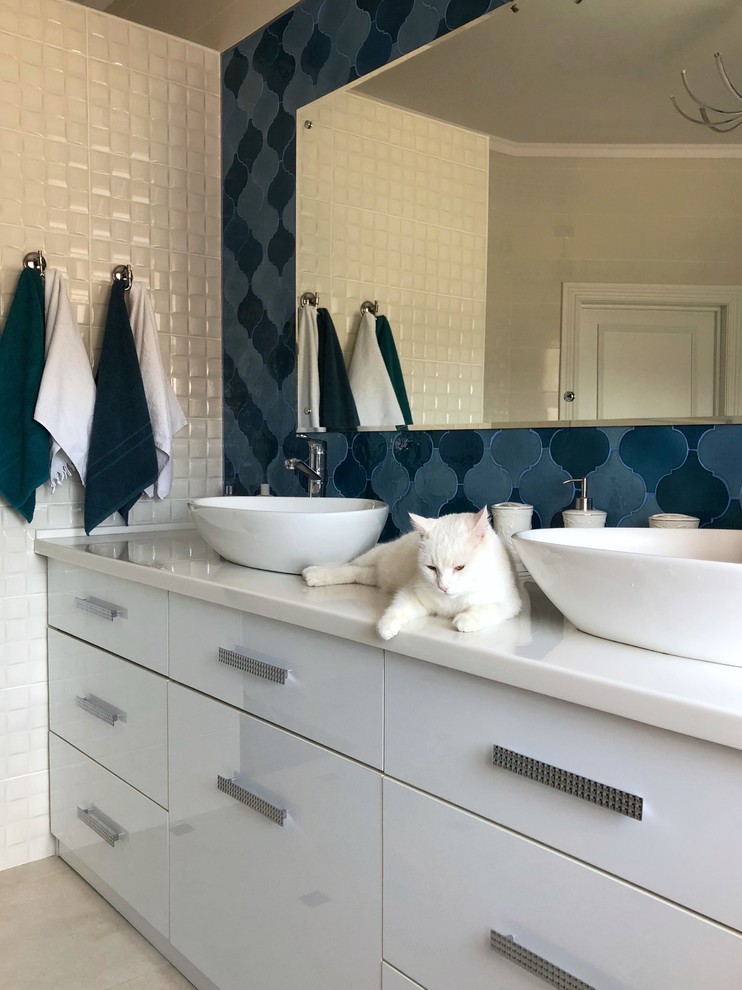 Idéer för mellanstora funkis vitt en-suite badrum, med släta luckor, vita skåp, ett fristående badkar, en dusch/badkar-kombination, flerfärgad kakel, keramikplattor, vita väggar, klinkergolv i porslin, ett fristående handfat, bänkskiva i akrylsten, grått golv och med dusch som är öppen