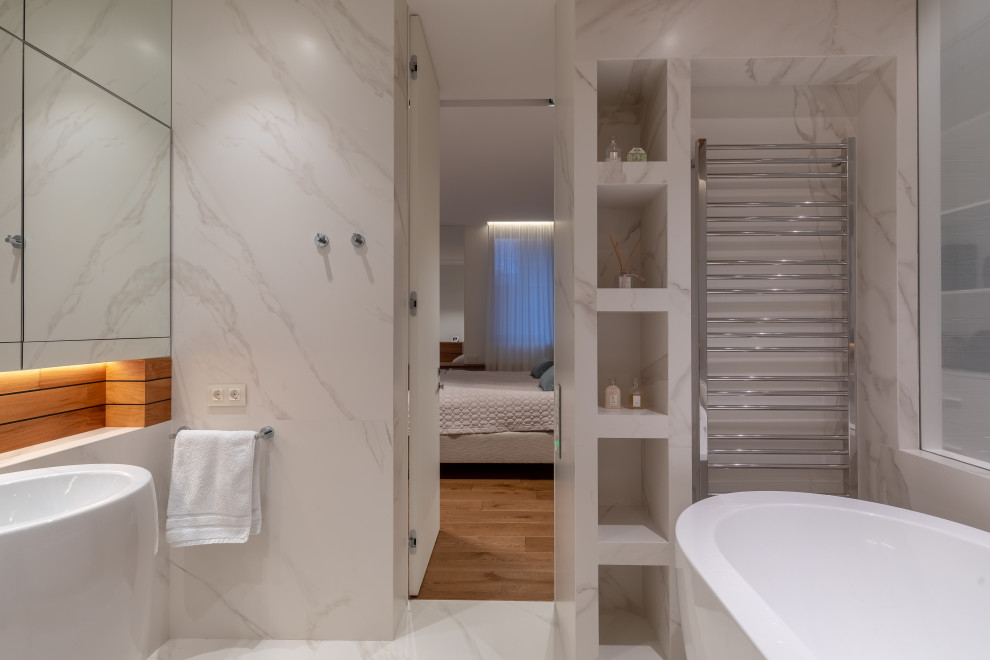 Пример оригинального дизайна: ванная комната в стиле неоклассика (современная классика) с белыми фасадами, белыми стенами и белым полом