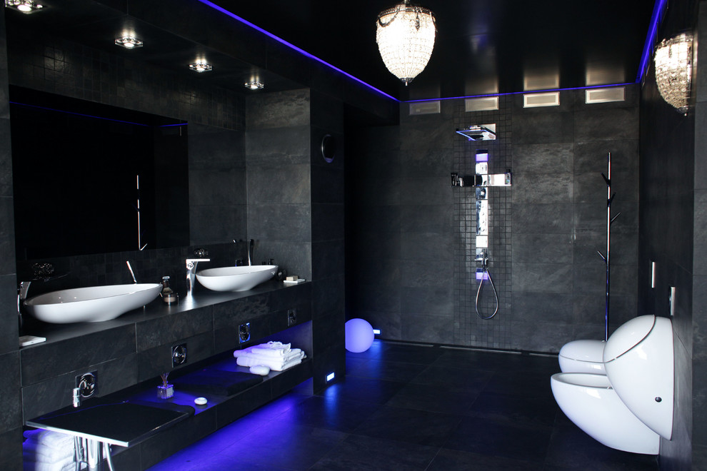 他の地域にある高級な広いコンテンポラリースタイルのおしゃれな浴室 (小便器、黒いタイル、ベッセル式洗面器) の写真