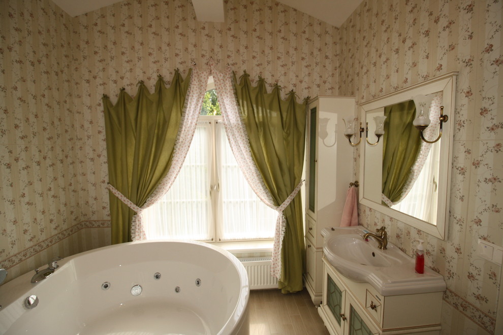Свежая идея для дизайна: ванная комната в стиле неоклассика (современная классика) - отличное фото интерьера