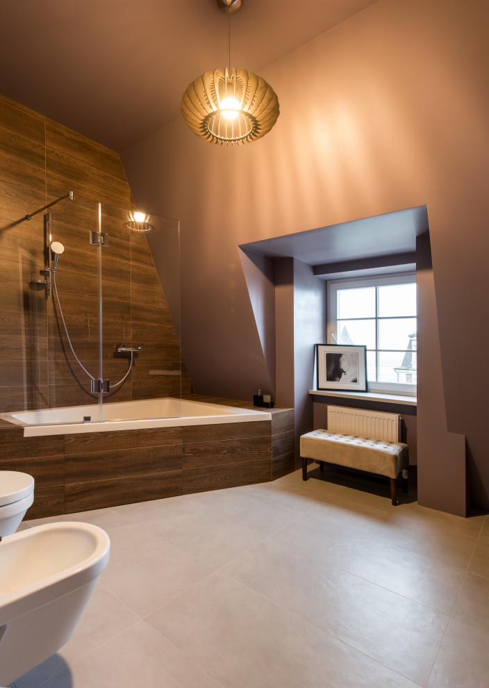 Стильный дизайн: ванная комната в современном стиле с угловой ванной - последний тренд