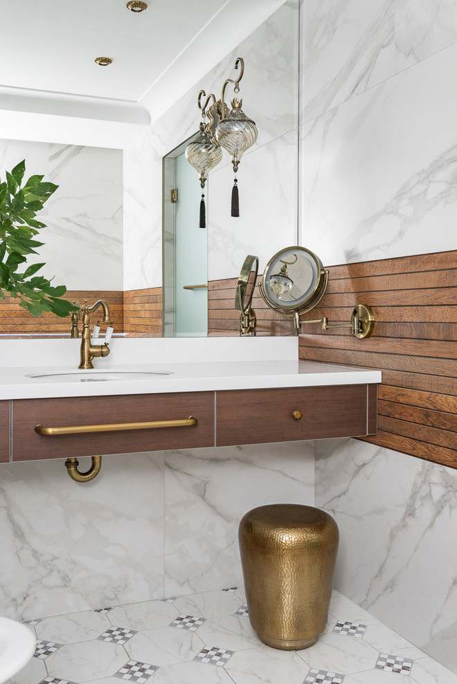Esempio di una stanza da bagno padronale bohémian di medie dimensioni con ante lisce, ante in legno bruno, lavabo sottopiano, top in superficie solida, top bianco e pavimento bianco