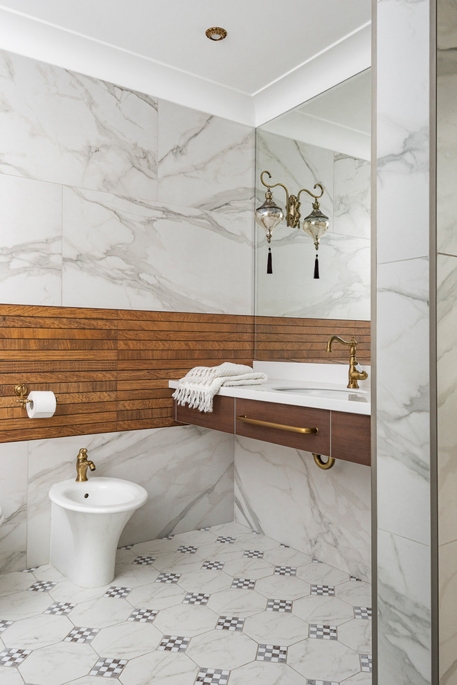 Идея дизайна: главная ванная комната среднего размера в классическом стиле с плоскими фасадами, темными деревянными фасадами, полновстраиваемой ванной, врезной раковиной, столешницей из искусственного камня, белой столешницей и биде