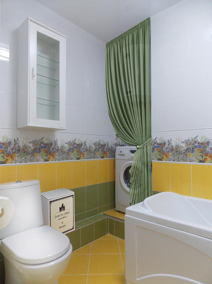 На фото: маленькая главная ванная комната в стиле фьюжн с стеклянными фасадами, белыми фасадами, ванной на ножках, унитазом-моноблоком, разноцветной плиткой, керамической плиткой, разноцветными стенами, полом из керамической плитки, накладной раковиной, желтым полом и белой столешницей для на участке и в саду с