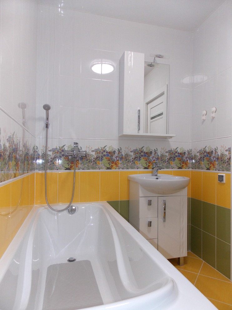 Пример оригинального дизайна: маленькая главная ванная комната в стиле фьюжн с стеклянными фасадами, белыми фасадами, ванной на ножках, унитазом-моноблоком, разноцветной плиткой, керамической плиткой, разноцветными стенами, полом из керамической плитки, накладной раковиной, желтым полом и белой столешницей для на участке и в саду