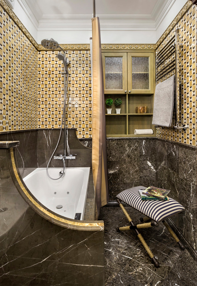 Esempio di una stanza da bagno padronale vittoriana di medie dimensioni con vasca idromassaggio, piastrelle di marmo, pavimento in marmo, pavimento grigio, piastrelle gialle e piastrelle grigie