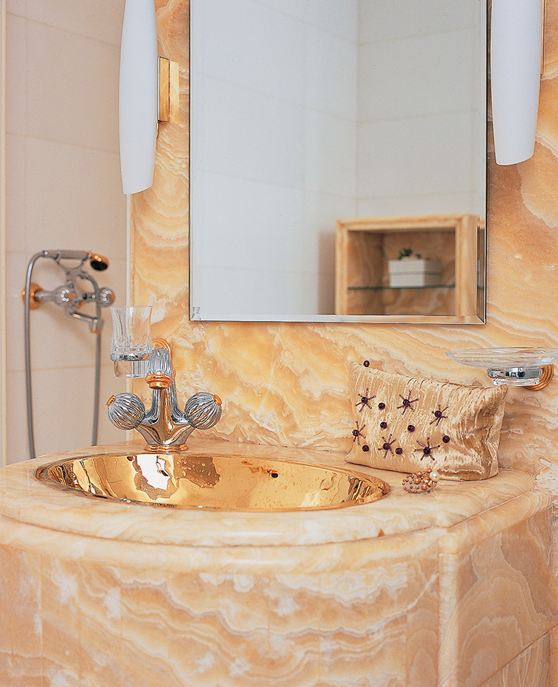 Свежая идея для дизайна: ванная комната среднего размера в классическом стиле с плиткой из листового камня, мраморным полом, столешницей из оникса, накладной раковиной, душем в нише, оранжевой плиткой и душевой кабиной - отличное фото интерьера