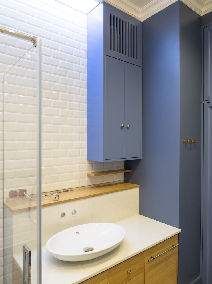 Bild på ett mellanstort vintage en-suite badrum, med luckor med infälld panel, blå skåp, ett fristående badkar, en kantlös dusch, blå väggar, klinkergolv i keramik, ett fristående handfat, bänkskiva i kvarts och flerfärgat golv