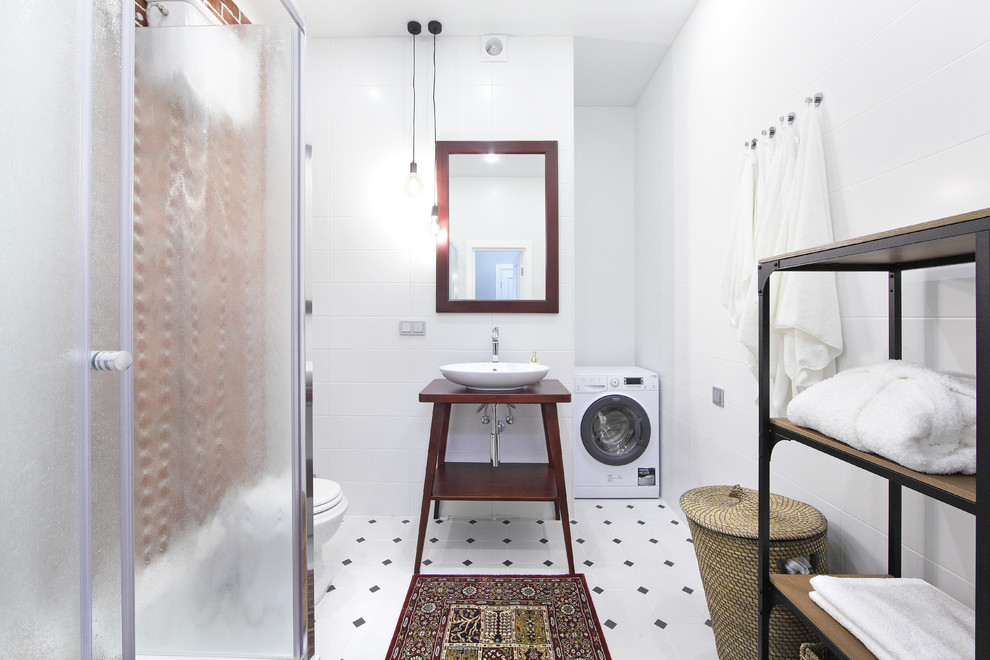 Источник вдохновения для домашнего уюта: ванная комната в скандинавском стиле с раздельным унитазом, белой плиткой, душевой кабиной, настольной раковиной, белым полом и коричневой столешницей