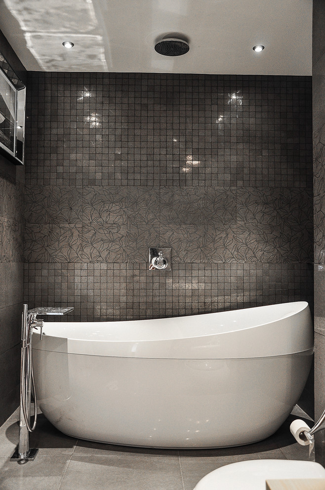 Modelo de cuarto de baño tradicional renovado con bañera exenta, baldosas y/o azulejos negros y paredes negras