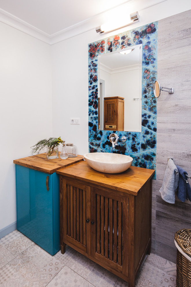 Diseño de cuarto de baño bohemio sin sin inodoro