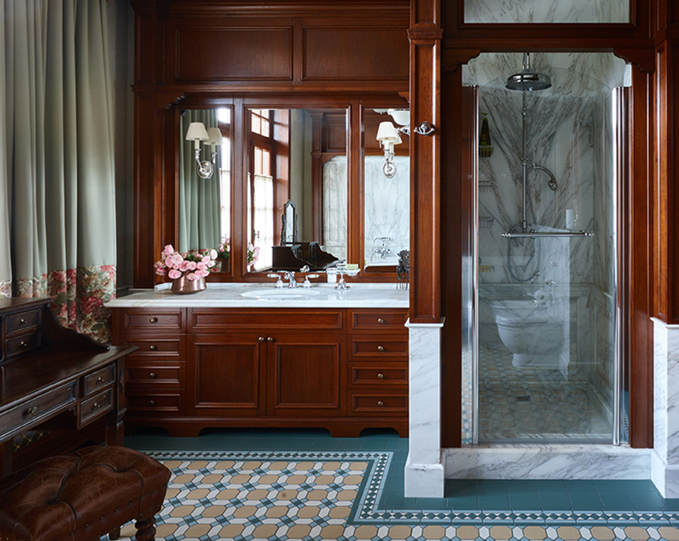 Стильный дизайн: ванная комната в викторианском стиле с фасадами с утопленной филенкой, темными деревянными фасадами, душем в нише, серой плиткой, коричневыми стенами, врезной раковиной, разноцветным полом и душем с распашными дверями - последний тренд