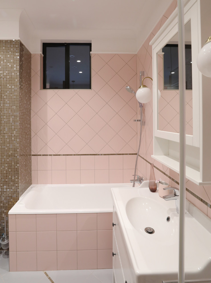 Источник вдохновения для домашнего уюта: главная ванная комната среднего размера с плоскими фасадами, белыми фасадами, ванной в нише, угловым душем, инсталляцией, розовой плиткой, керамической плиткой, розовыми стенами, полом из керамической плитки, накладной раковиной, серым полом и душем с раздвижными дверями