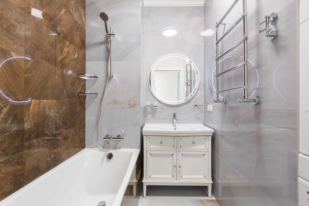 Aménagement d'une salle de bain principale classique de taille moyenne avec une baignoire encastrée, des carreaux de porcelaine et un sol en carrelage de céramique.