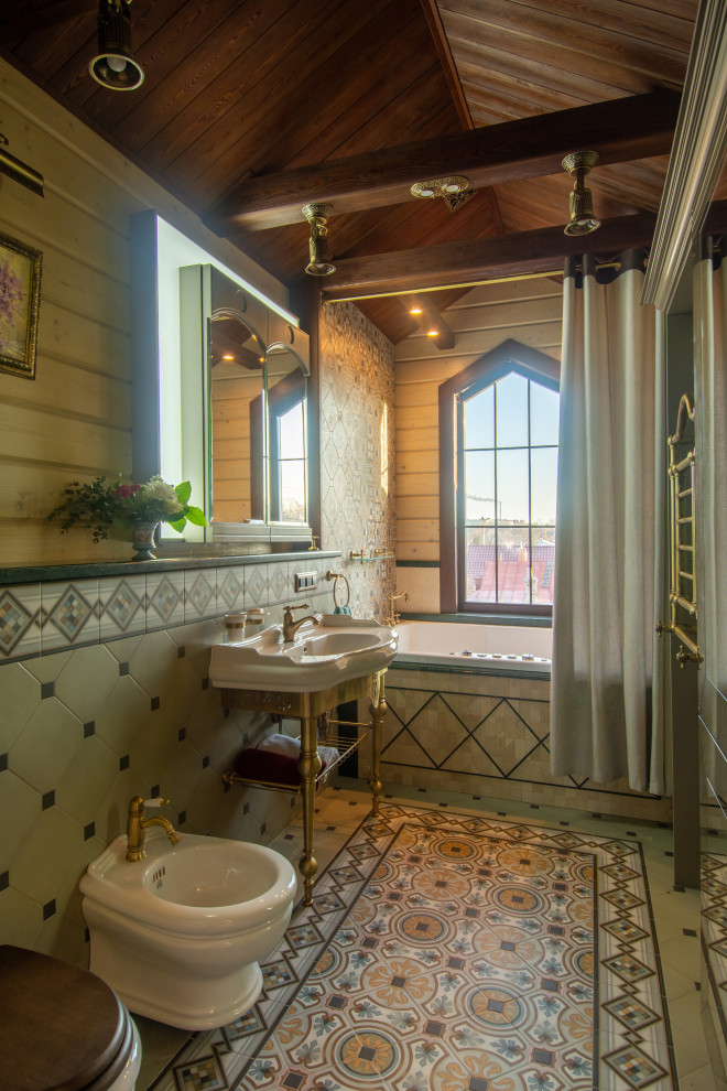 Ejemplo de cuarto de baño principal, único y de pie rústico de tamaño medio con bidé, paredes beige y madera