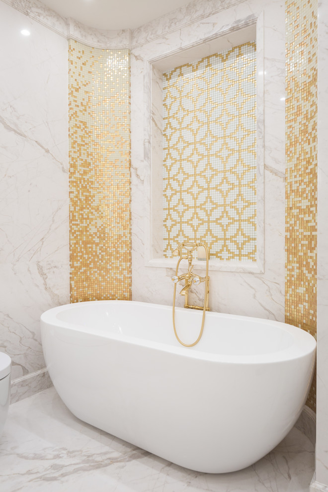 Пример оригинального дизайна: главная ванная комната в стиле неоклассика (современная классика) с отдельно стоящей ванной, белой плиткой, желтой плиткой, мраморной плиткой, мраморным полом и белым полом