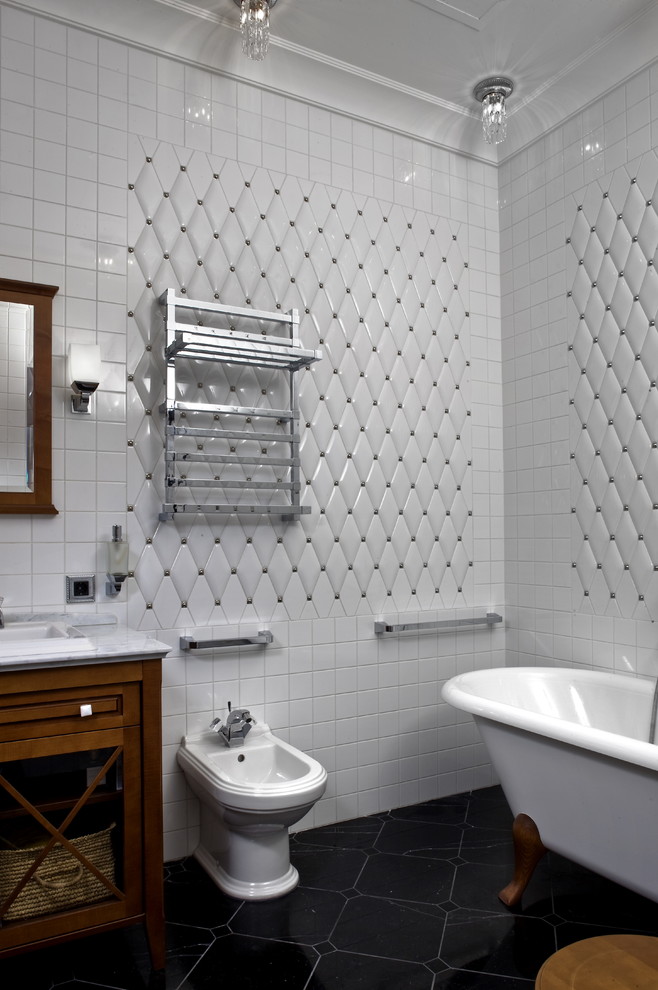 Idéer för ett klassiskt badrum, med luckor med glaspanel, ett badkar med tassar, en bidé, vit kakel och ett nedsänkt handfat
