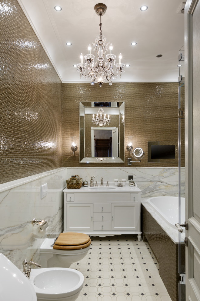 Пример оригинального дизайна: главная ванная комната в классическом стиле с фасадами с утопленной филенкой, белыми фасадами, накладной ванной, инсталляцией, коричневой плиткой и врезной раковиной
