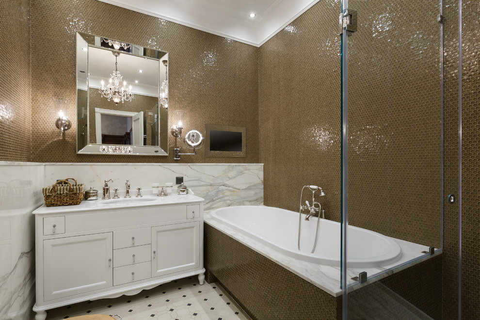 Ejemplo de cuarto de baño principal actual con armarios con paneles empotrados, puertas de armario blancas, bañera encastrada, ducha esquinera, baldosas y/o azulejos marrones, baldosas y/o azulejos en mosaico, lavabo bajoencimera y suelo gris