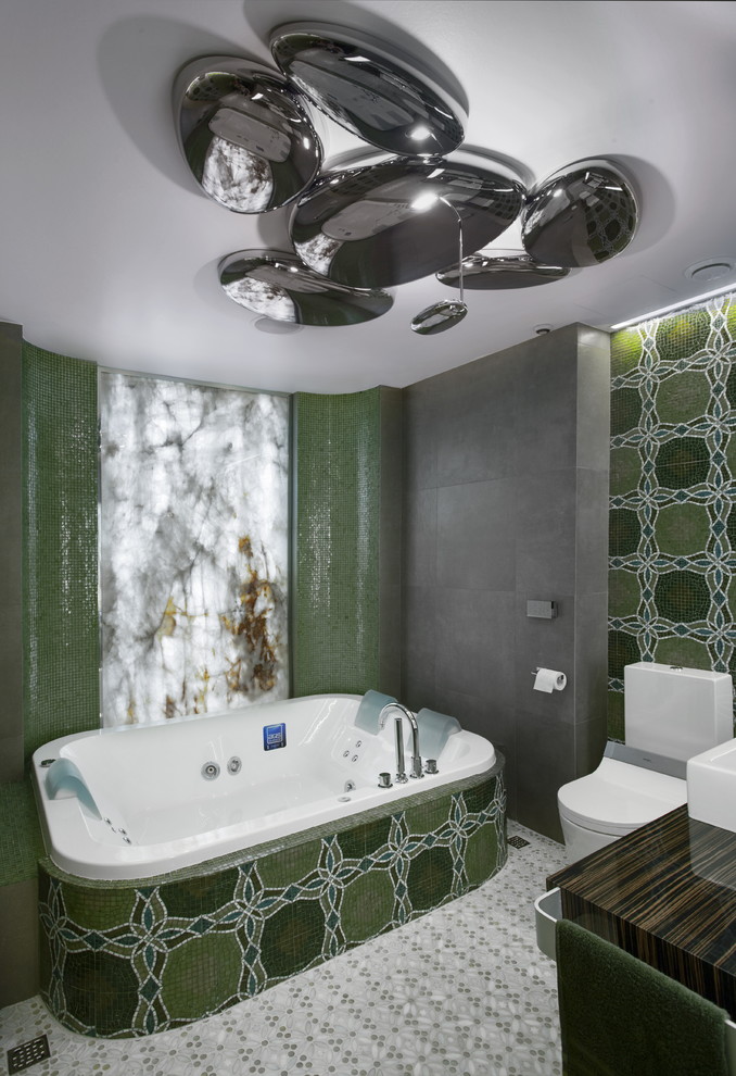 Источник вдохновения для домашнего уюта: главная ванная комната в современном стиле с гидромассажной ванной, раздельным унитазом, зеленой плиткой и серой плиткой