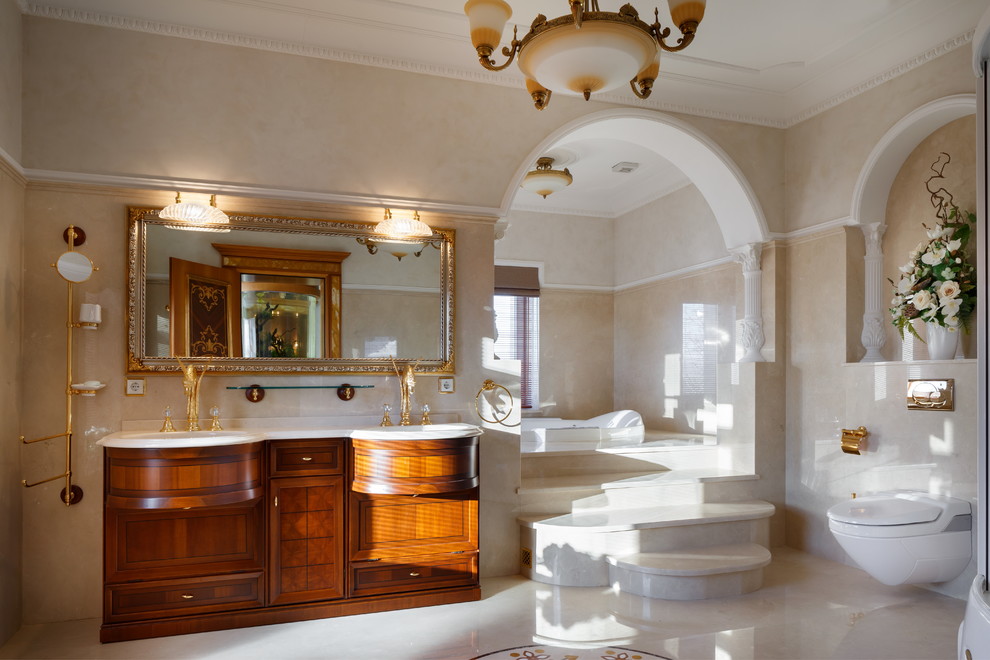 Exempel på ett klassiskt badrum, med skåp i mellenmörkt trä och en vägghängd toalettstol