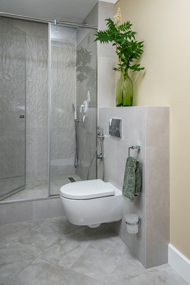Idéer för ett mellanstort modernt badrum med dusch, med en dusch i en alkov, en vägghängd toalettstol, ett undermonterad handfat, bänkskiva i akrylsten och dusch med gångjärnsdörr