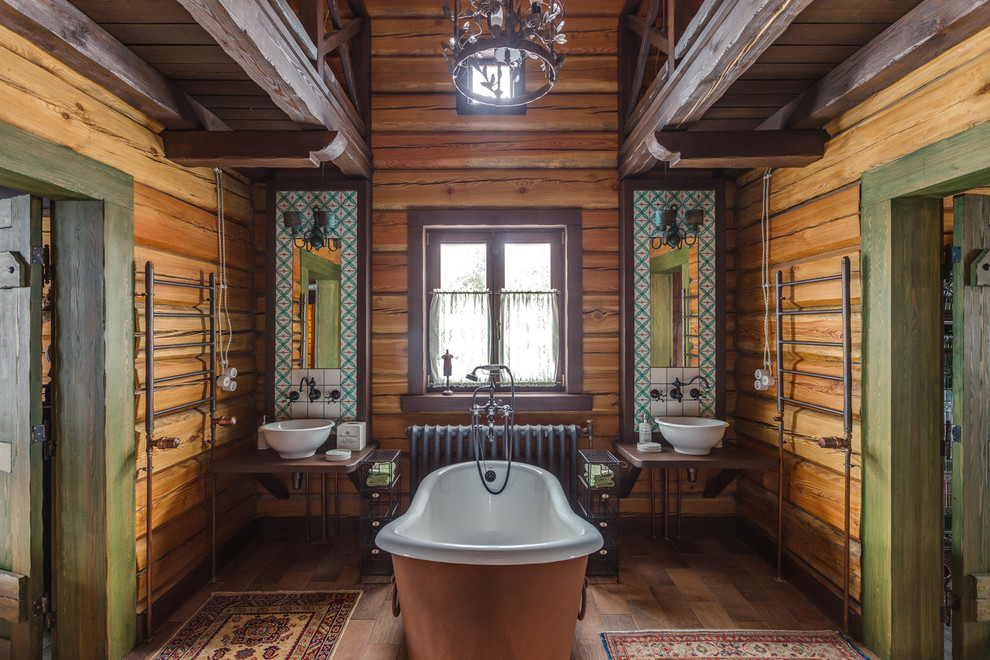 Cette image montre une salle de bain chalet.