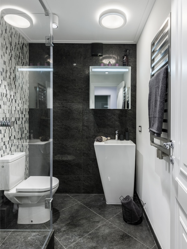 На фото: маленькая ванная комната в современном стиле с угловым душем, черной плиткой, плиткой мозаикой, белыми стенами, полом из керамогранита, душевой кабиной, монолитной раковиной, черным полом, душем с распашными дверями и раздельным унитазом для на участке и в саду с