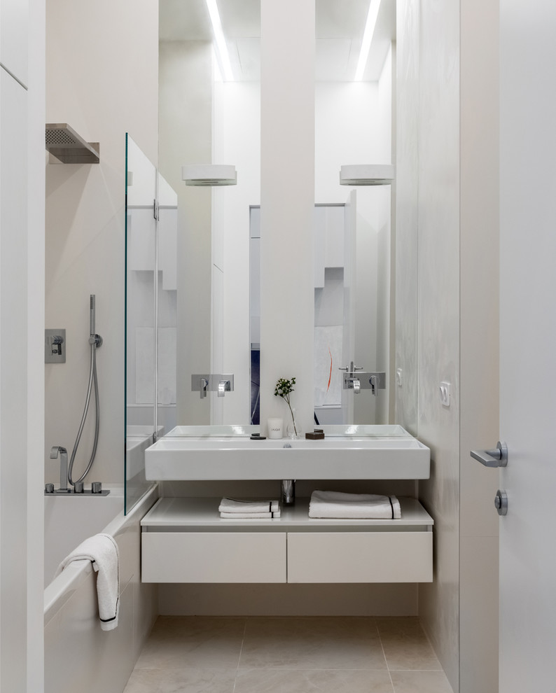 モスクワにある高級な中くらいなコンテンポラリースタイルのおしゃれなバスルーム (浴槽なし) (フラットパネル扉のキャビネット、ベージュのキャビネット、アルコーブ型浴槽、シャワー付き浴槽	、磁器タイルの床、ベージュの床、ベージュの壁、ベージュのタイル、壁付け型シンク、オープンシャワー) の写真