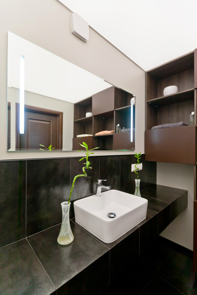 Источник вдохновения для домашнего уюта: маленькая главная ванная комната в современном стиле с плоскими фасадами, темными деревянными фасадами, накладной ванной, душем над ванной, раздельным унитазом, черно-белой плиткой, каменной плиткой, зелеными стенами, полом из керамогранита, накладной раковиной, столешницей из плитки, черным полом, шторкой для ванной и коричневой столешницей для на участке и в саду