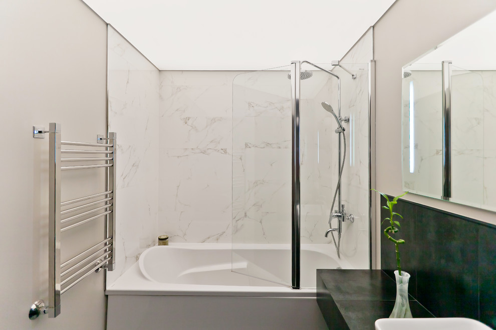 Пример оригинального дизайна: маленькая главная ванная комната в современном стиле с плоскими фасадами, темными деревянными фасадами, накладной ванной, душем над ванной, раздельным унитазом, черно-белой плиткой, каменной плиткой, зелеными стенами, полом из керамогранита, накладной раковиной, столешницей из плитки, черным полом, шторкой для ванной и коричневой столешницей для на участке и в саду