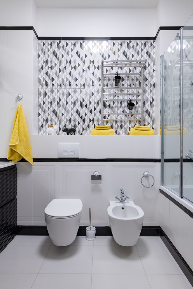 На фото: ванная комната в стиле неоклассика (современная классика) с черно-белой плиткой и керамической плиткой с