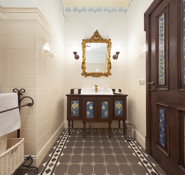 На фото: ванная комната в викторианском стиле