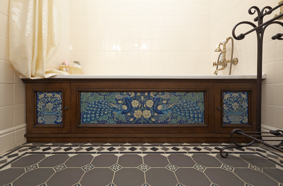 На фото: ванная комната в викторианском стиле с ванной в нише с