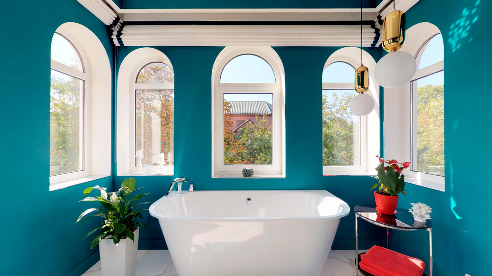 Esempio di una stanza da bagno padronale mediterranea con pareti blu, pavimento bianco e vasca freestanding