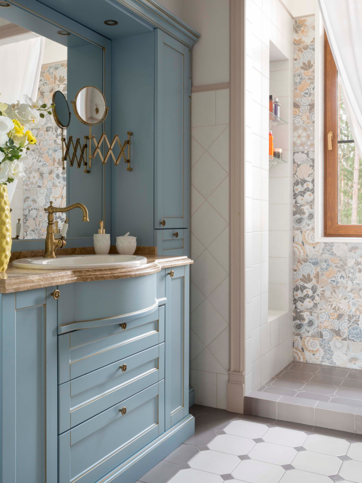 Стильный дизайн: ванная комната в классическом стиле с фасадами в стиле шейкер, синими фасадами, разноцветной плиткой, белыми стенами, накладной раковиной, разноцветным полом, шторкой для ванной, коричневой столешницей, тумбой под одну раковину и встроенной тумбой - последний тренд