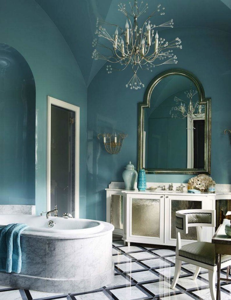 Стильный дизайн: ванная комната в классическом стиле с ванной в нише и полом из керамогранита - последний тренд