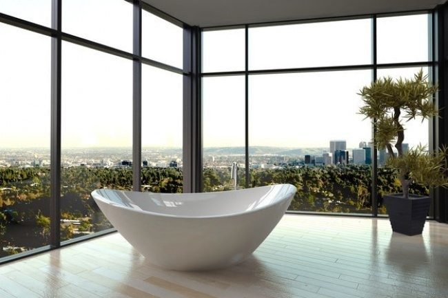 Ejemplo de cuarto de baño clásico con bañera exenta, parades naranjas y suelo de madera clara