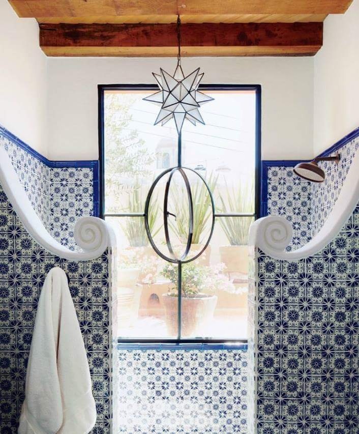 Ejemplo de cuarto de baño contemporáneo con ducha empotrada y suelo de baldosas de porcelana