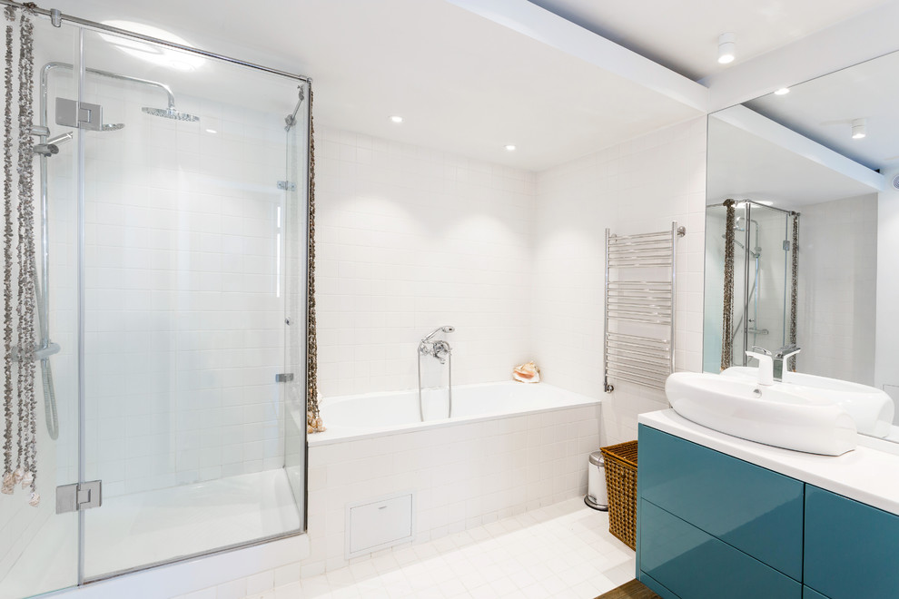Свежая идея для дизайна: главная ванная комната среднего размера в современном стиле с ванной в нише, белой плиткой, керамической плиткой, настольной раковиной, белым полом, душем с распашными дверями и душем в нише - отличное фото интерьера