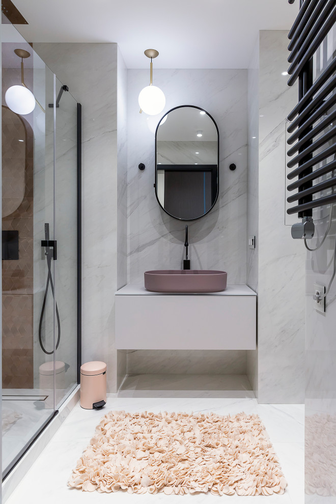 Стильный дизайн: ванная комната в современном стиле с белыми фасадами, душевой кабиной, белой столешницей, тумбой под одну раковину и подвесной тумбой - последний тренд