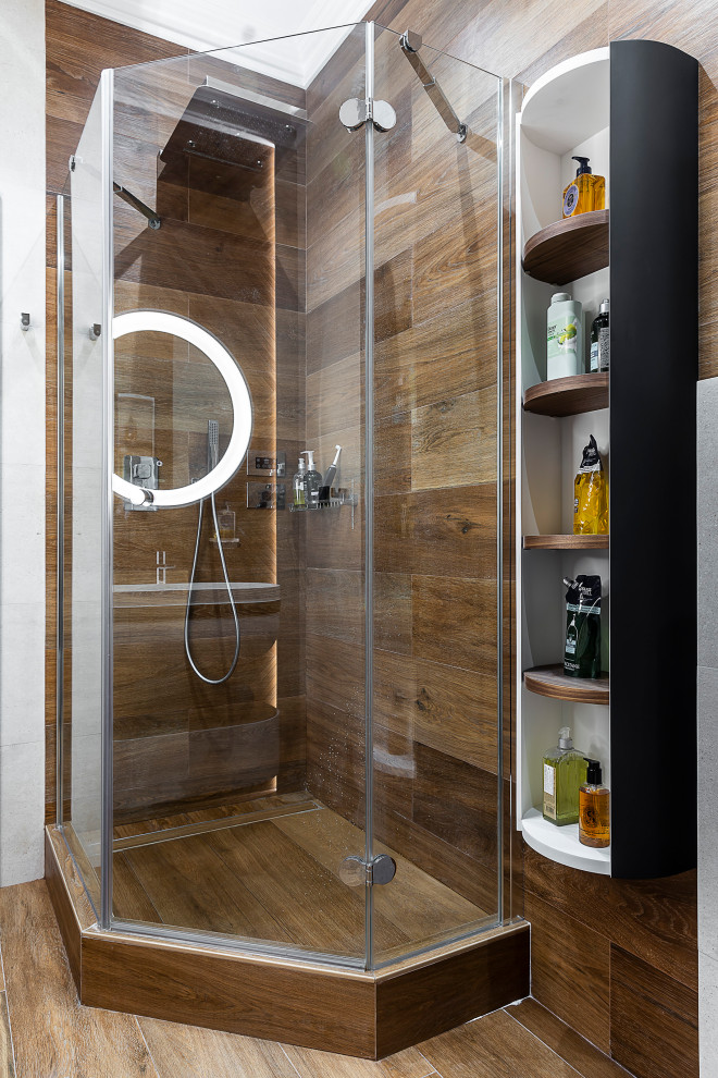 Foto di una stanza da bagno con doccia design con doccia ad angolo, pavimento marrone e porta doccia a battente