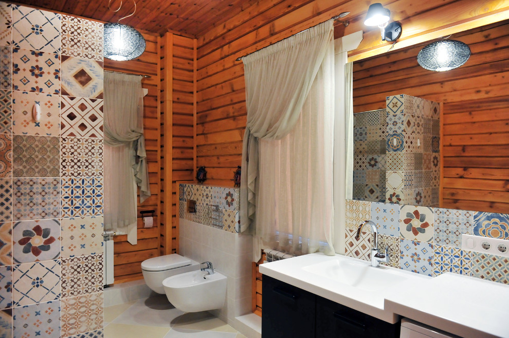 Источник вдохновения для домашнего уюта: ванная комната среднего размера в стиле кантри с плоскими фасадами, коричневыми фасадами, инсталляцией, разноцветной плиткой, керамической плиткой, бежевыми стенами, полом из керамогранита, столешницей из искусственного камня и монолитной раковиной