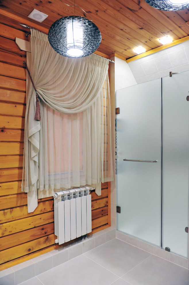 Стильный дизайн: ванная комната среднего размера в стиле кантри с бежевыми стенами и полом из керамогранита - последний тренд