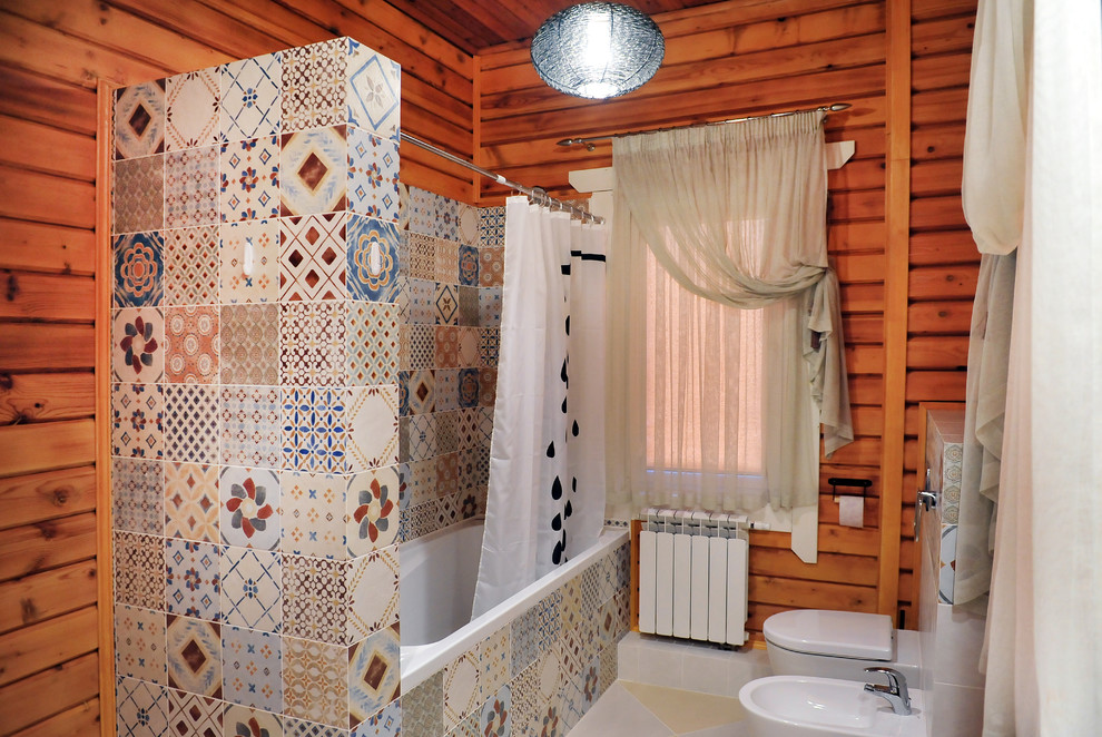 Cette photo montre une salle de bain nature de taille moyenne avec un carrelage multicolore, des carreaux de céramique et un sol en carrelage de porcelaine.
