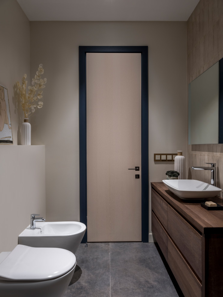 Ispirazione per una piccola stanza da bagno minimal con ante in legno scuro, top marrone, ante lisce, lavabo a bacinella e pavimento grigio