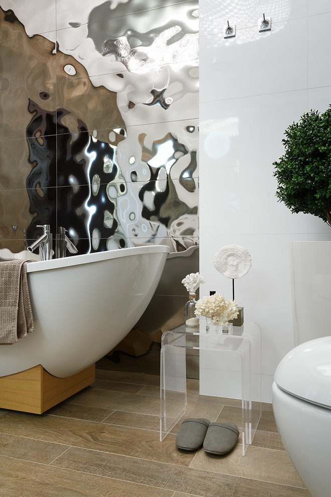 サンクトペテルブルクにあるコンテンポラリースタイルのおしゃれな浴室 (置き型浴槽、白いタイル) の写真