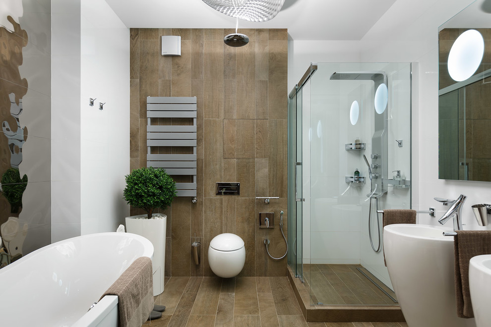 Ejemplo de cuarto de baño principal contemporáneo con bañera exenta, ducha esquinera, sanitario de pared, baldosas y/o azulejos marrones, paredes blancas y lavabo con pedestal